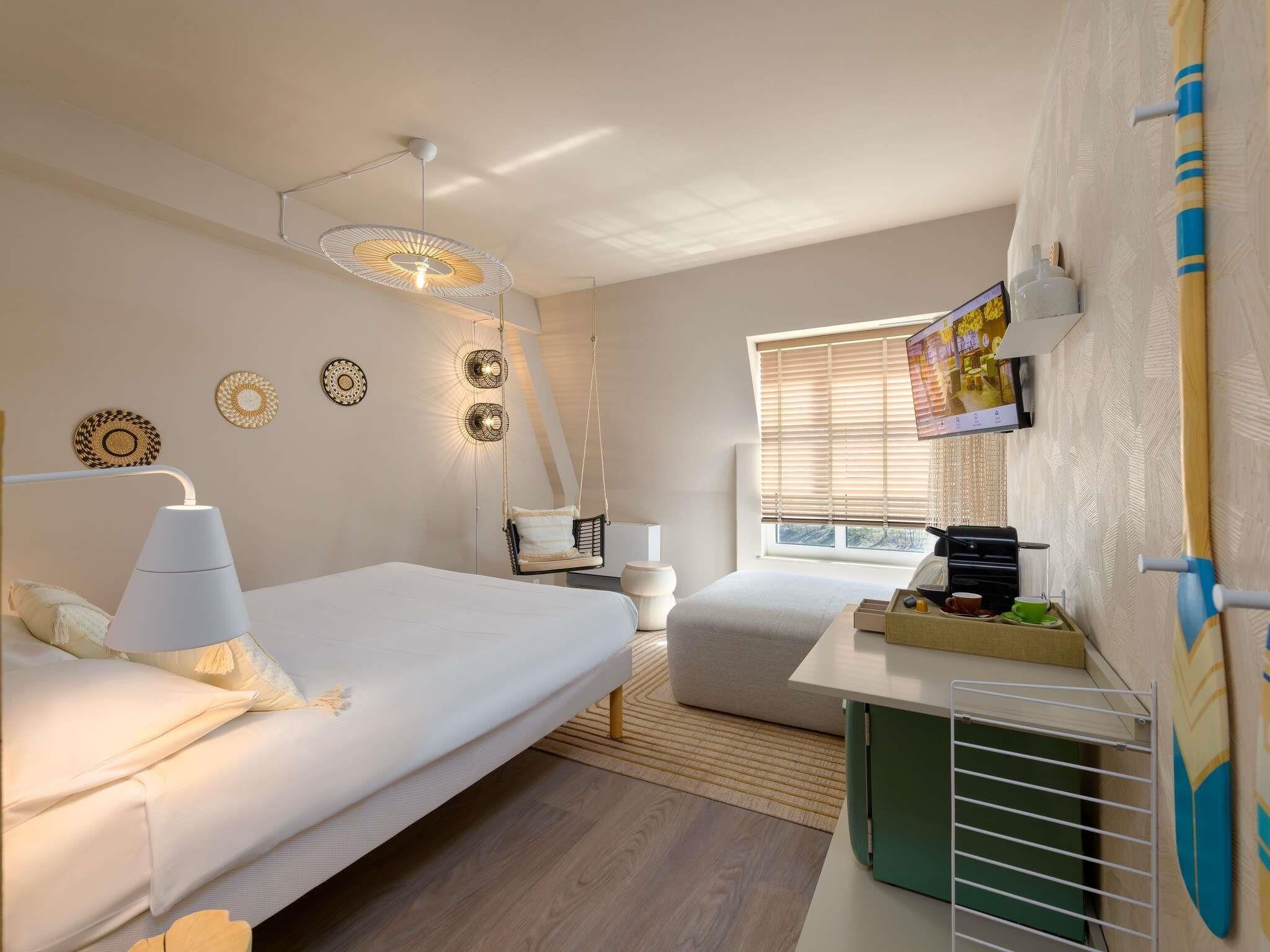 Deluxe Room with 1 double Bed, high floor | Hypo-allergenic bedding, desk, soundproofing, iron/ironing board