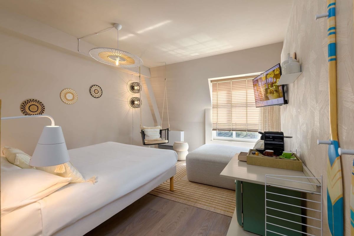 Deluxe Room with 1 double Bed, high floor | Hypo-allergenic bedding, desk, soundproofing, iron/ironing board