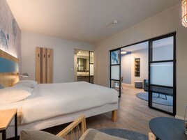 Ropa de cama hipoalergénica, escritorio y sistema de insonorización 
