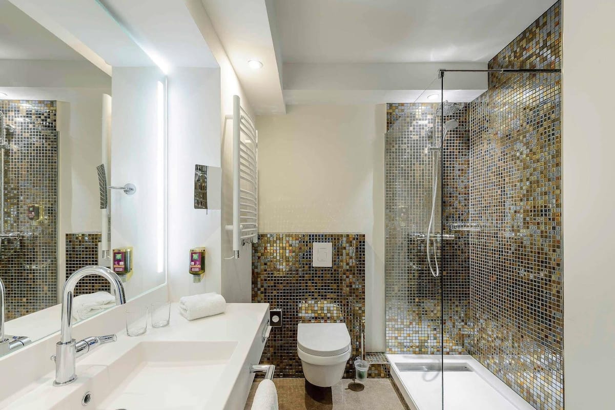 Un baño con lavamanos blanco, inodoro y bañera.