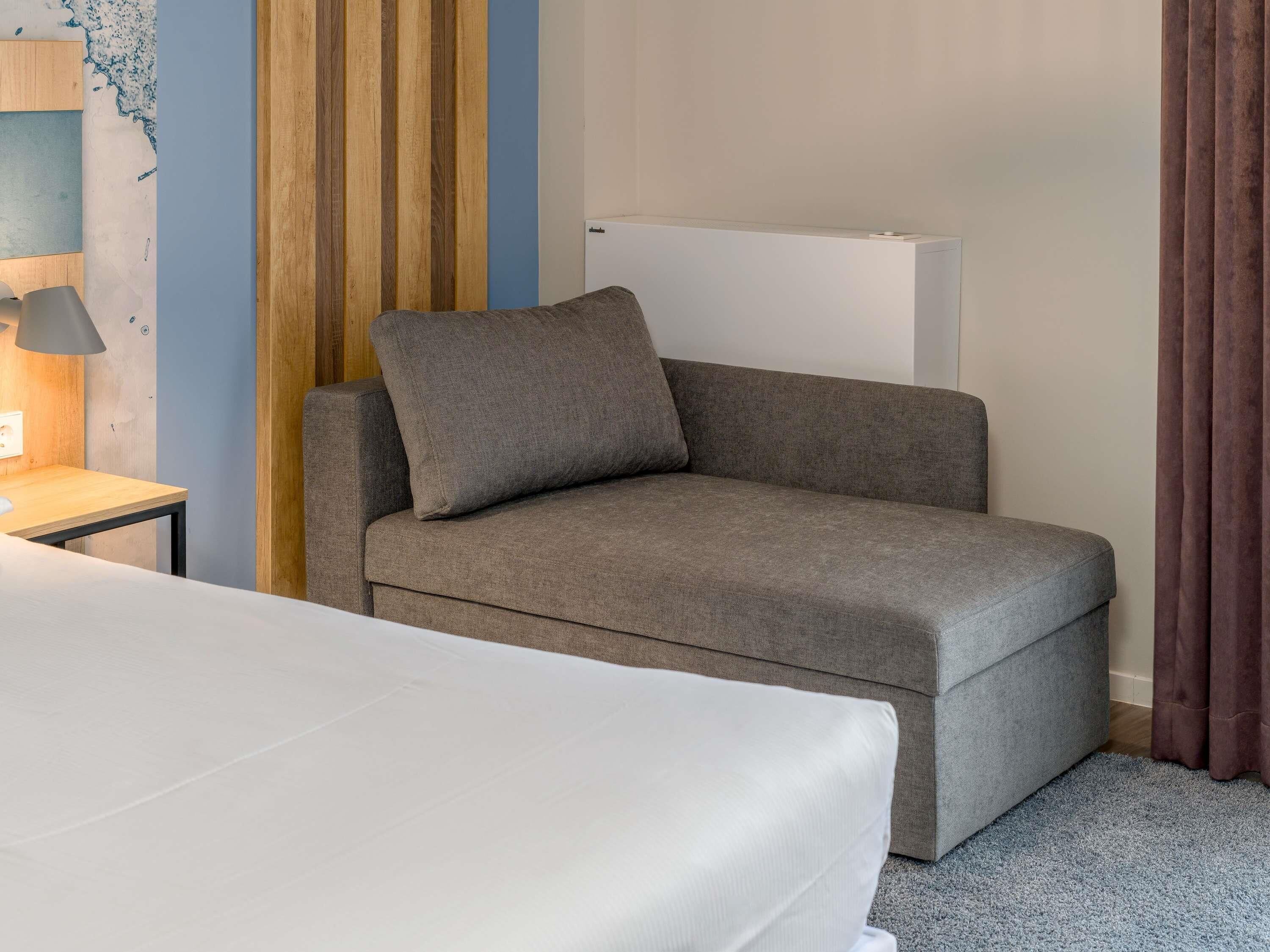 Ropa de cama hipoalergénica, escritorio y sistema de insonorización 