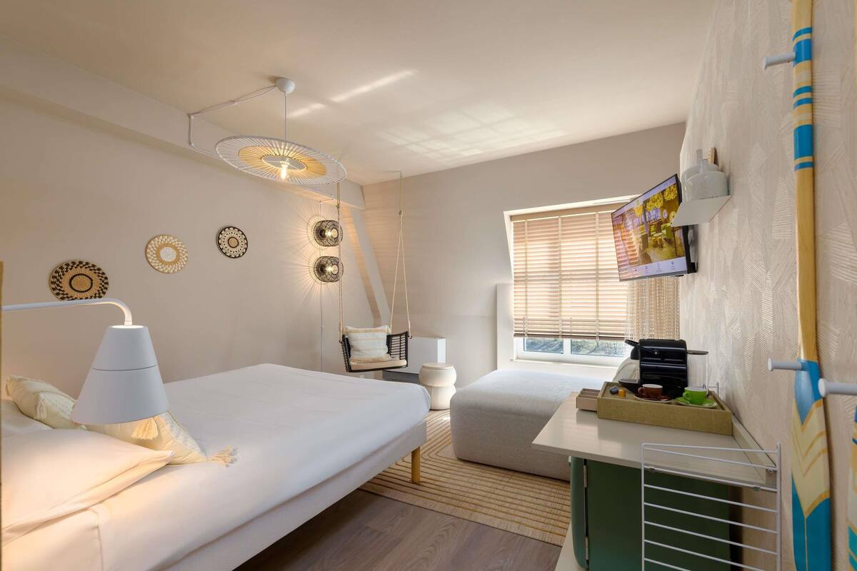Deluxe Room with 1 double Bed, high floor | เครื่องนอนป้องกันสารก่อภูมิแพ้, โต๊ะทำงาน, ห้องเก็บเสียง