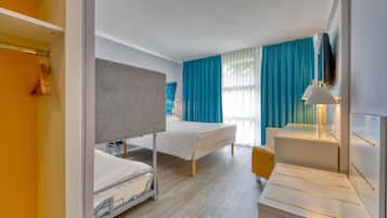 Family Double Room | Hypo-allergenic bedding, desk, soundproofing, iron/ironing board