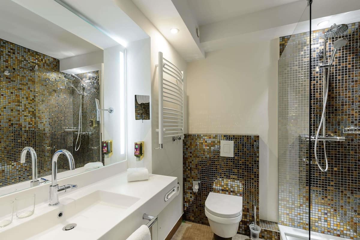 Kahden hengen superior-huone, 1 parisänky | Allergiatestatut vuodevaatteet, työpöytä, äänieristys