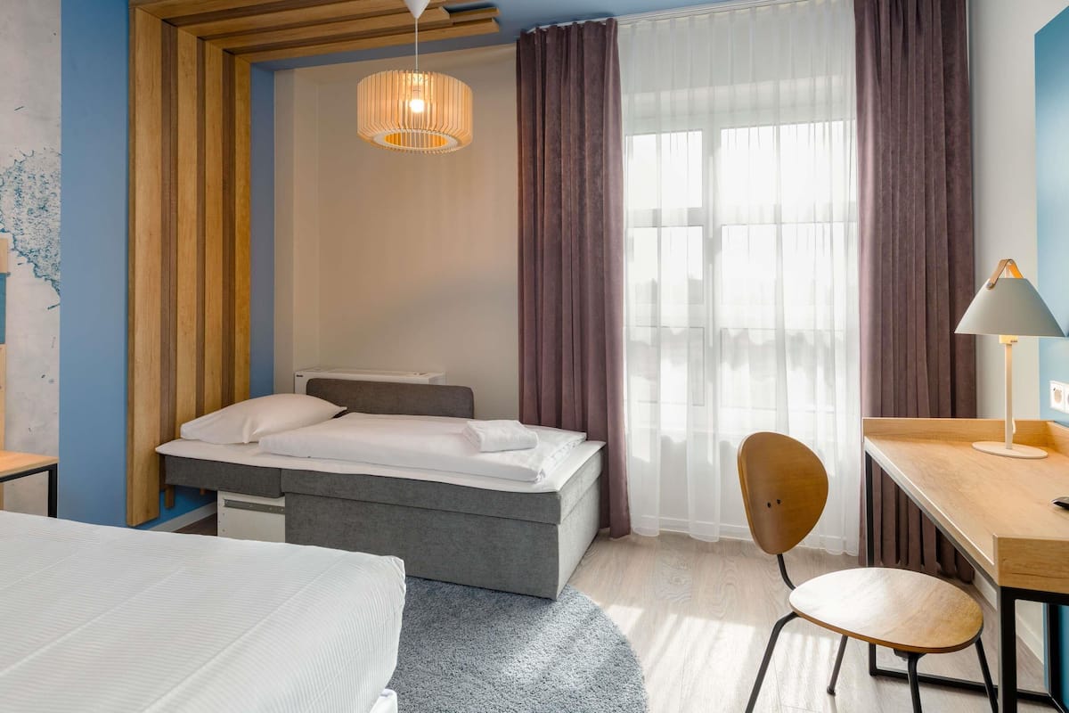 Chambre double, 1 lit double et 1 canapĂ©-lit | Literie hypoallergĂ©nique, bureau, systĂšme dâinsonorisation