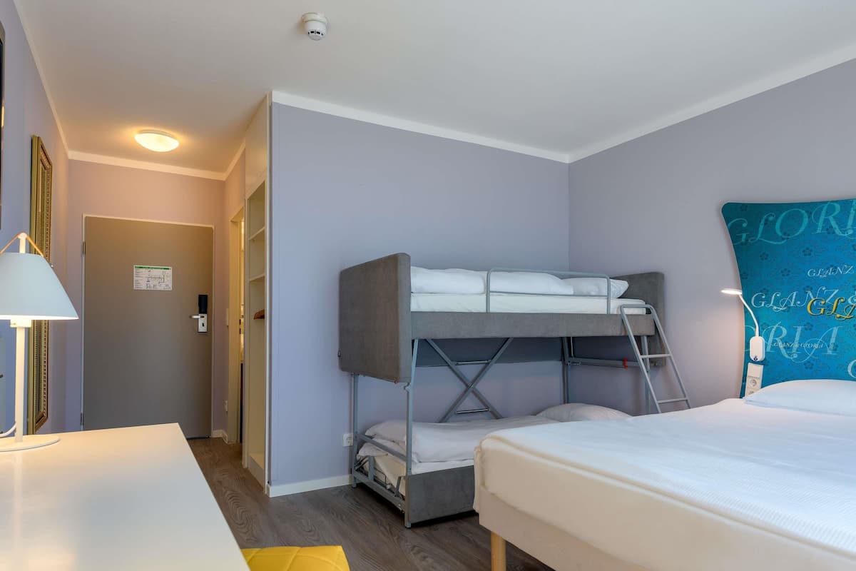 Family Double Room | Hypo-allergenic bedding, desk, soundproofing, iron/ironing board