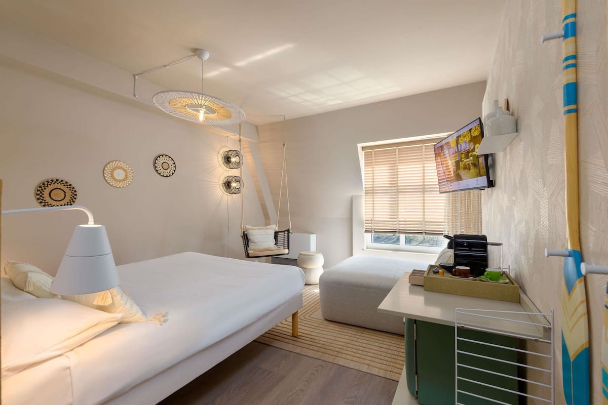 Deluxe Room with 1 double Bed, high floor | Hypo-allergenic bedding, desk, soundproofing, iron/ironing board