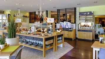 Tägliches Frühstücksbuffet (16 EUR pro Person)