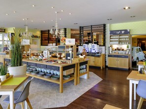 Desayuno buffet (EUR 16 por persona) 