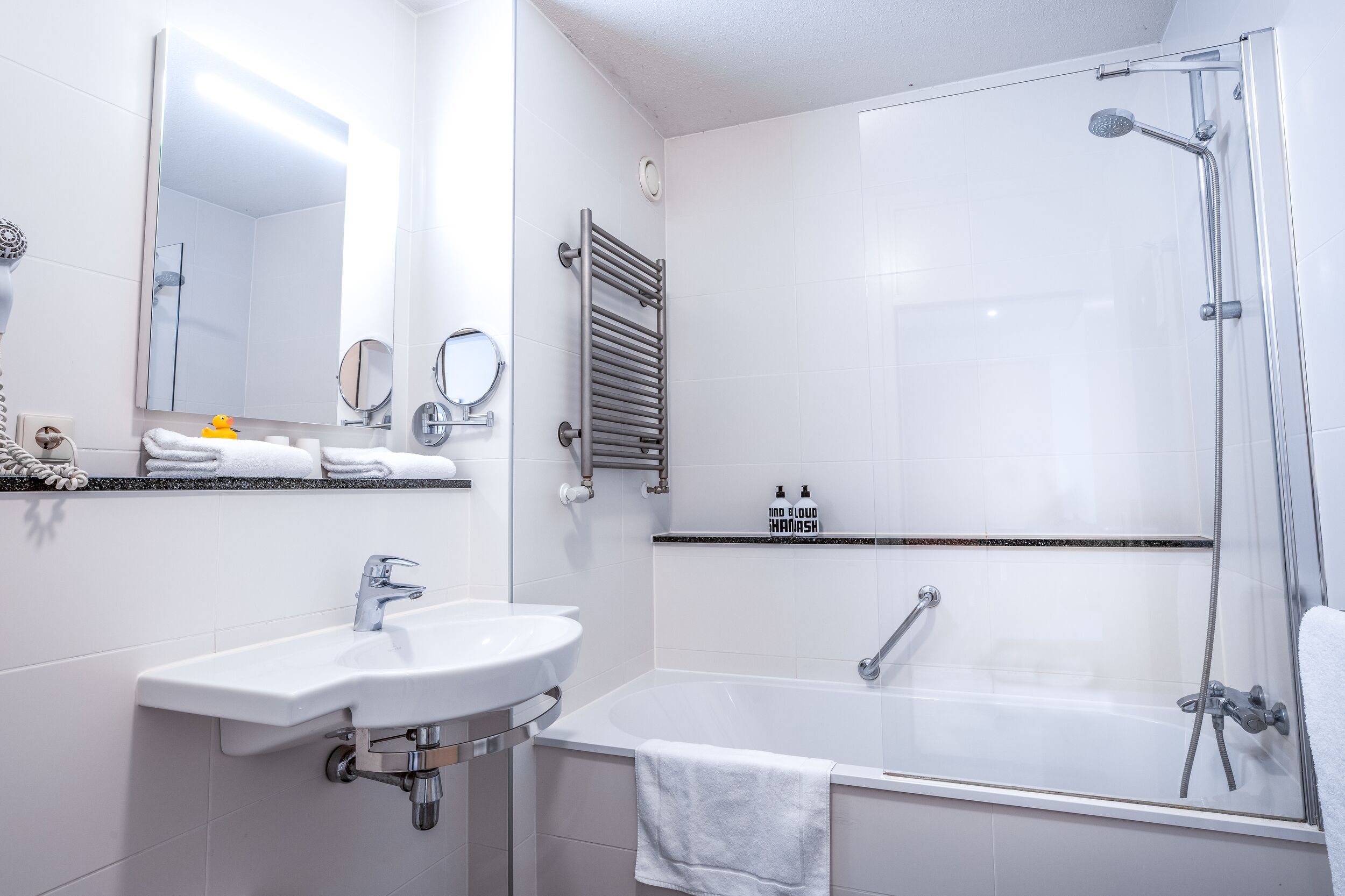 combined shower/bathtub, eco-friendly toiletries, hair dryer, towels