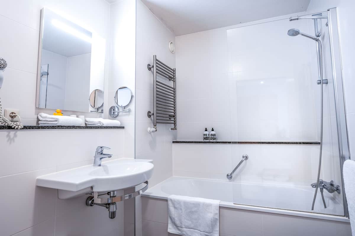 combined shower/bathtub, eco-friendly toiletries, hair dryer, towels