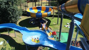 A water park with multiple slides and a large water slide structure. - Fletcher Hotel - Restaurant De Reiskoffer (Bosschenhoofd)