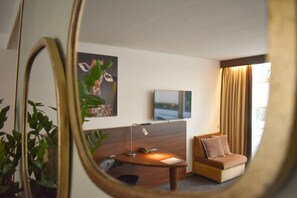Luxury double room | 客房內保險箱、書桌、遮光布/窗簾、熨斗/熨衣板
