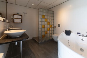 Apartment | Badezimmer | Duschwanne, umweltfreundliche Kosmetikartikel, Haartrockner, Handtücher