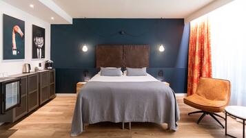 Comfort Twin Room | In-room safe, desk, blackout drapes, iron/ironing board