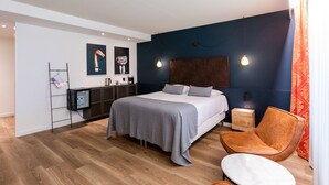A modern bedroom with a large bed, bedside tables, a desk, and a chair. - Fletcher Hotel - Restaurant De Reiskoffer (Bosschenhoofd)