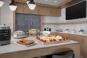 Cocina moderna con una disposición tipo bufé, que incluye diversas opciones de comida y una grifería de cerveza.