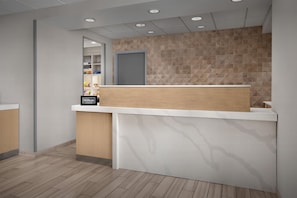 Et hotellets receptionområde med en træreception, en hvid disk og en væg med mønster.
