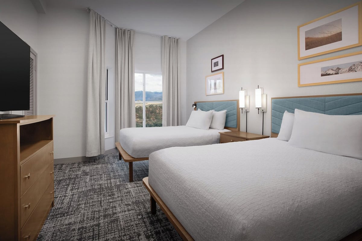 1 dormitorio, ropa de cama de alta calidad, cortinas opacas