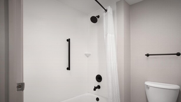 Ein Badezimmer mit Badewanne, Toilette und Duschvorhang.