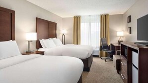 Desk, blackout drapes, iron/ironing board, cribs/infant beds - Country Inn & Suites by Radisson Stillwater MN (Stillwater)