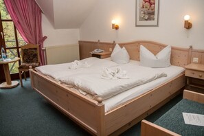 Standard-Doppelzimmer | Zimmersafe, Schreibtisch, Verdunkelungsvorhänge, schallisolierte Zimmer