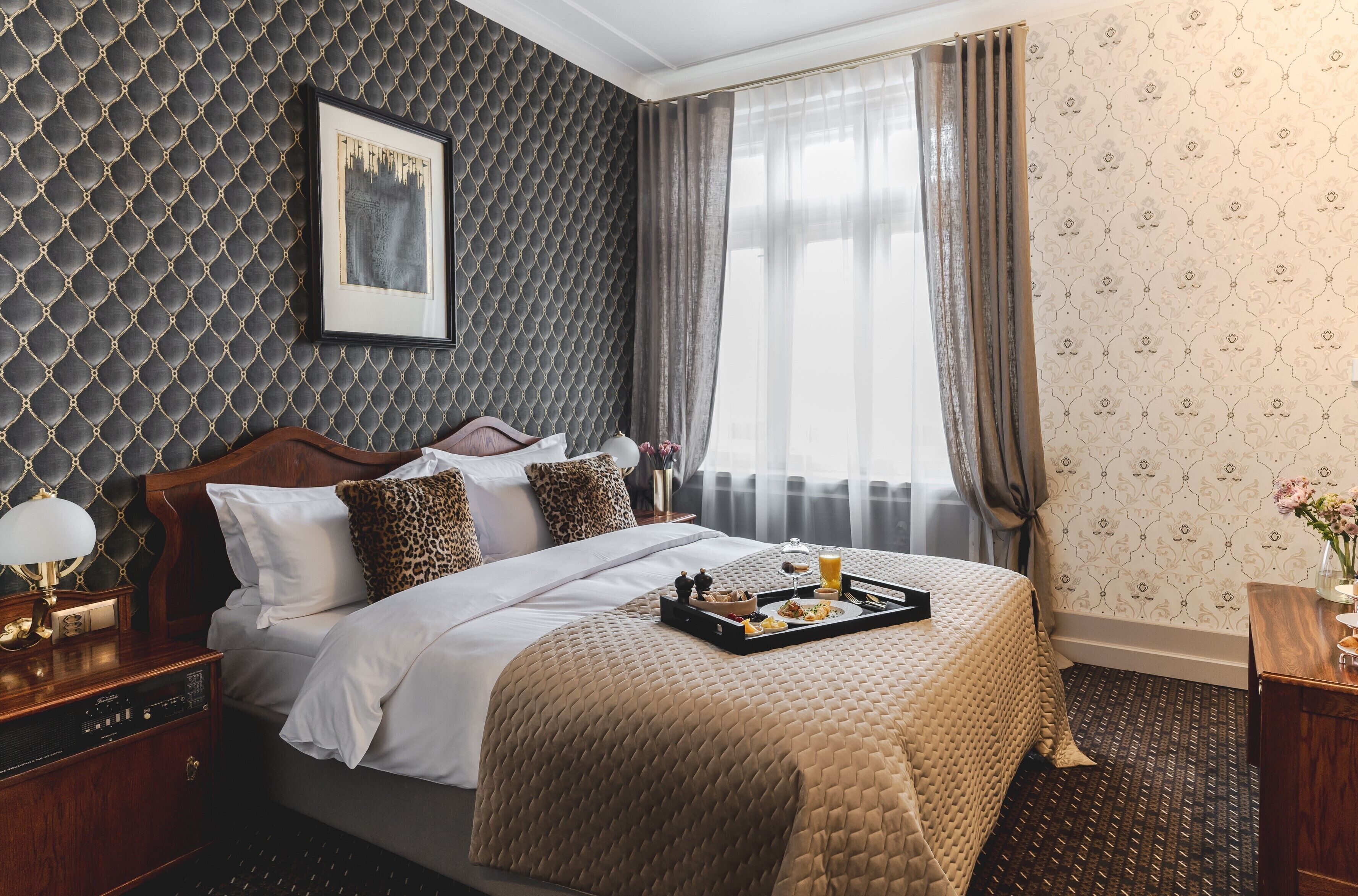 Deluxe Room | Hypo-allergenic bedding available, minibar, in-room safe, desk