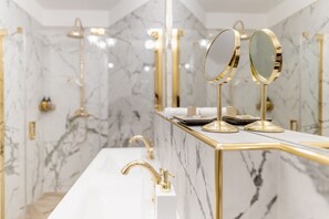 Apartamento | Baño | Artículos de higiene personal gratuitos, secador de pelo y toallas