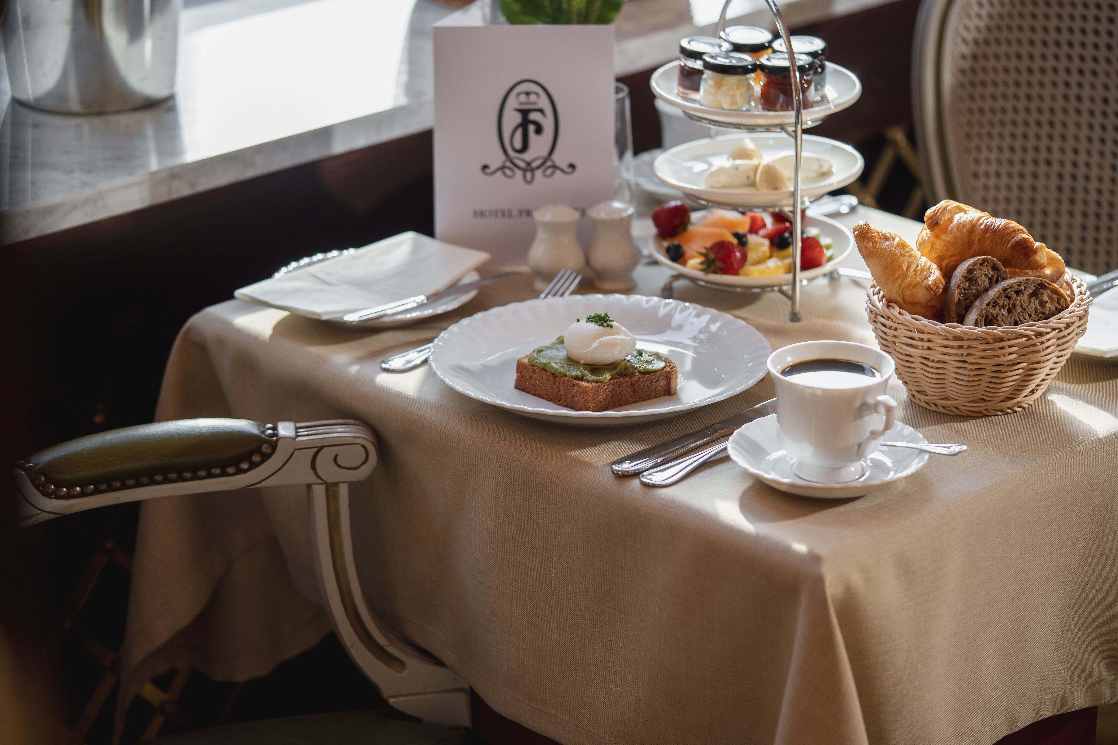 Daily buffet breakfast (PLN 110 per person)