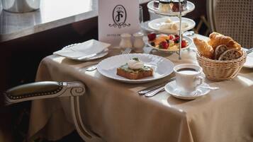 Petit déjeuner buffet (99 PLN par personne)
