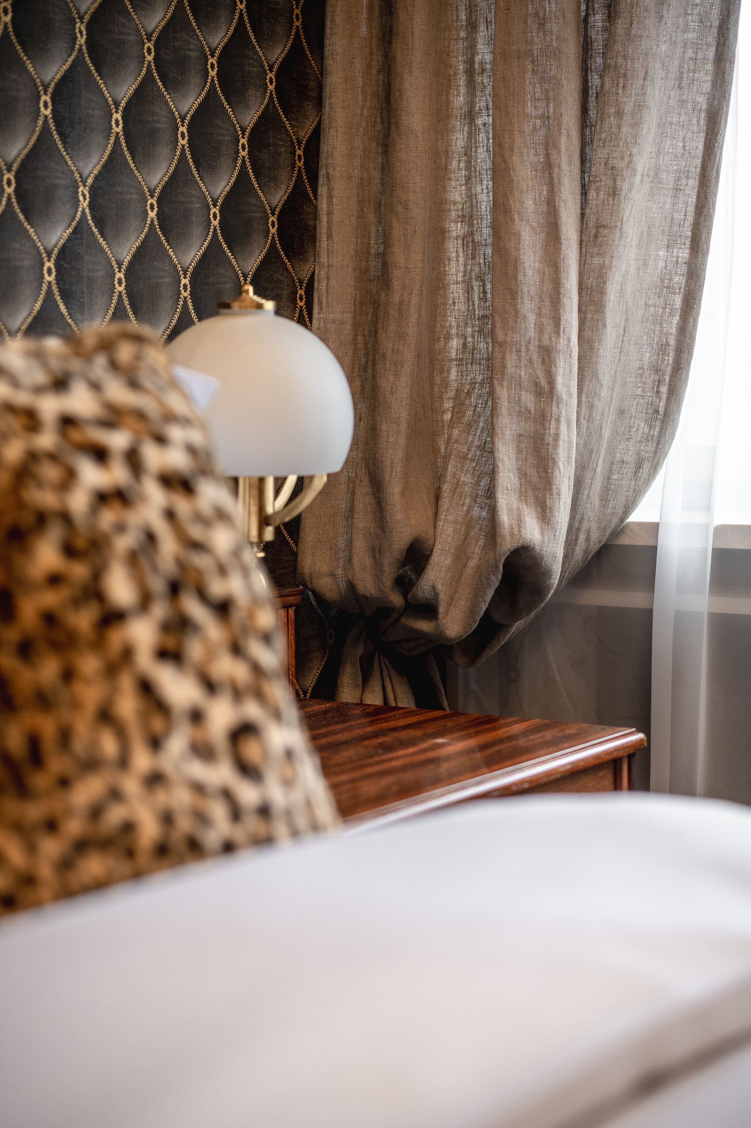 Deluxe Room | Hypo-allergenic bedding available, minibar, in-room safe, desk