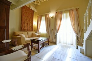 Premium bedding, in-room safe, individually decorated