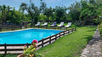 Piscine extérieure (ouverte en saison), chaises longues