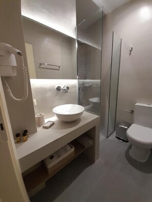 Bathroom | Separate tub and shower, rainfall showerhead, free toiletries