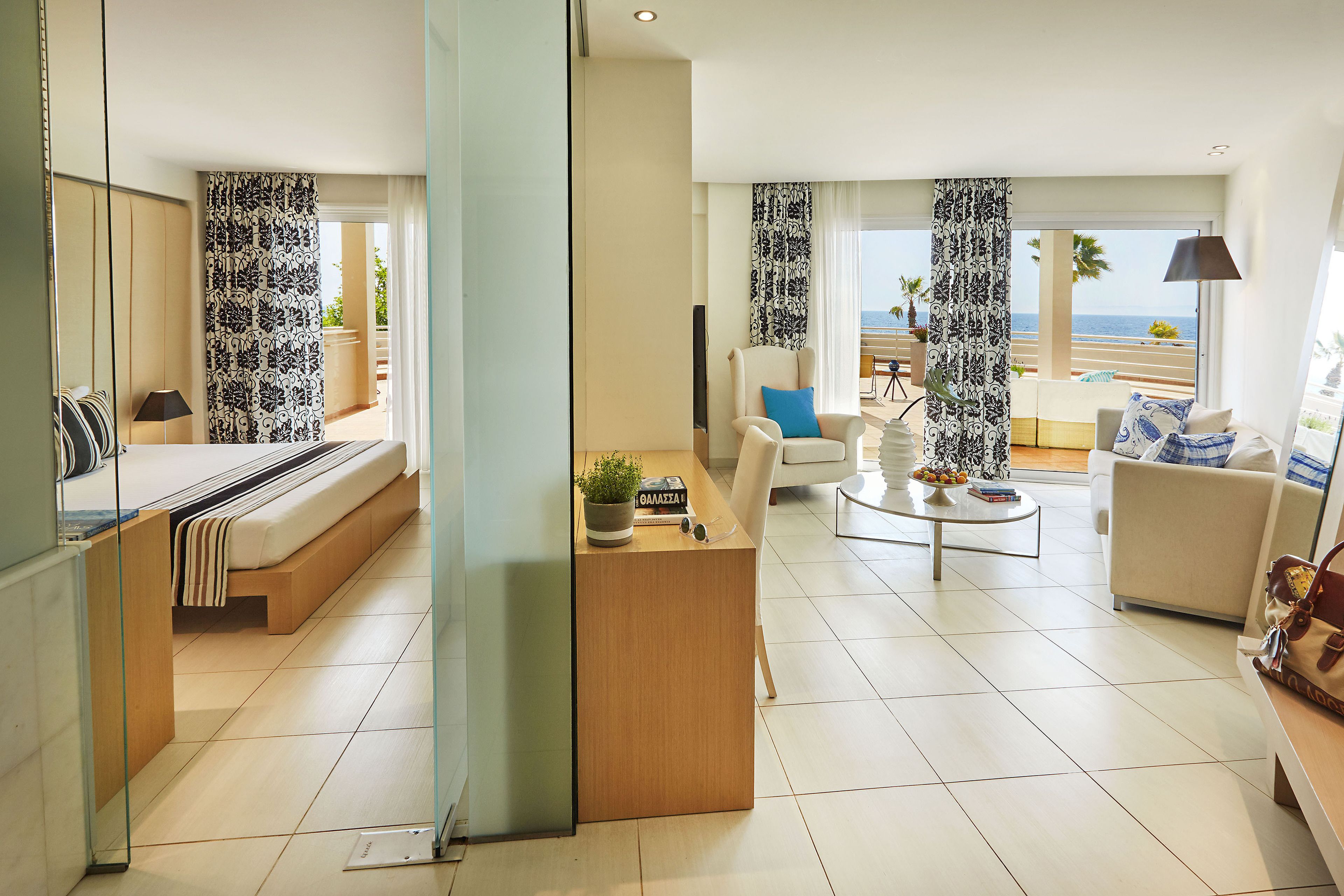 Suite, Terrasse (Master with Panoramic View) | Wohnzimmer | Fernseher