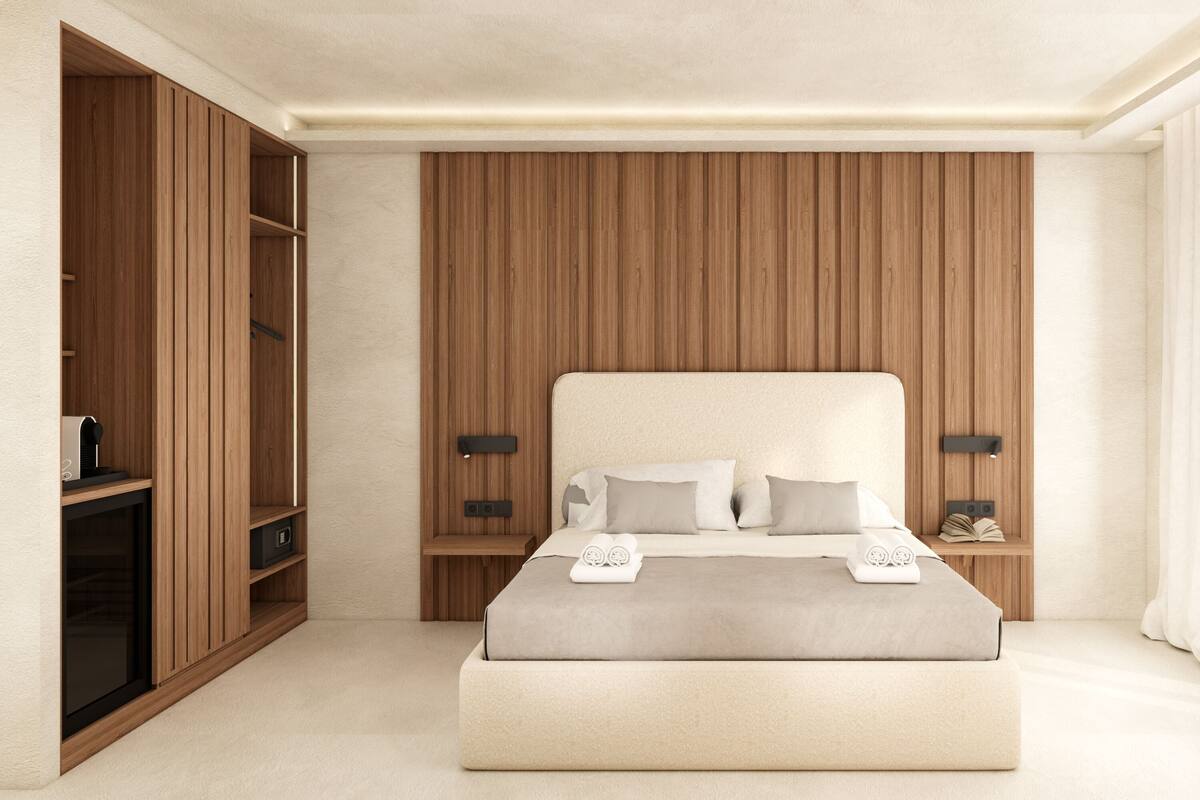 Une chambre moderne avec un grand lit, un mur revêtu de panneaux en bois, une armoire intégrée, des tables de chevet et une grande fenêtre.