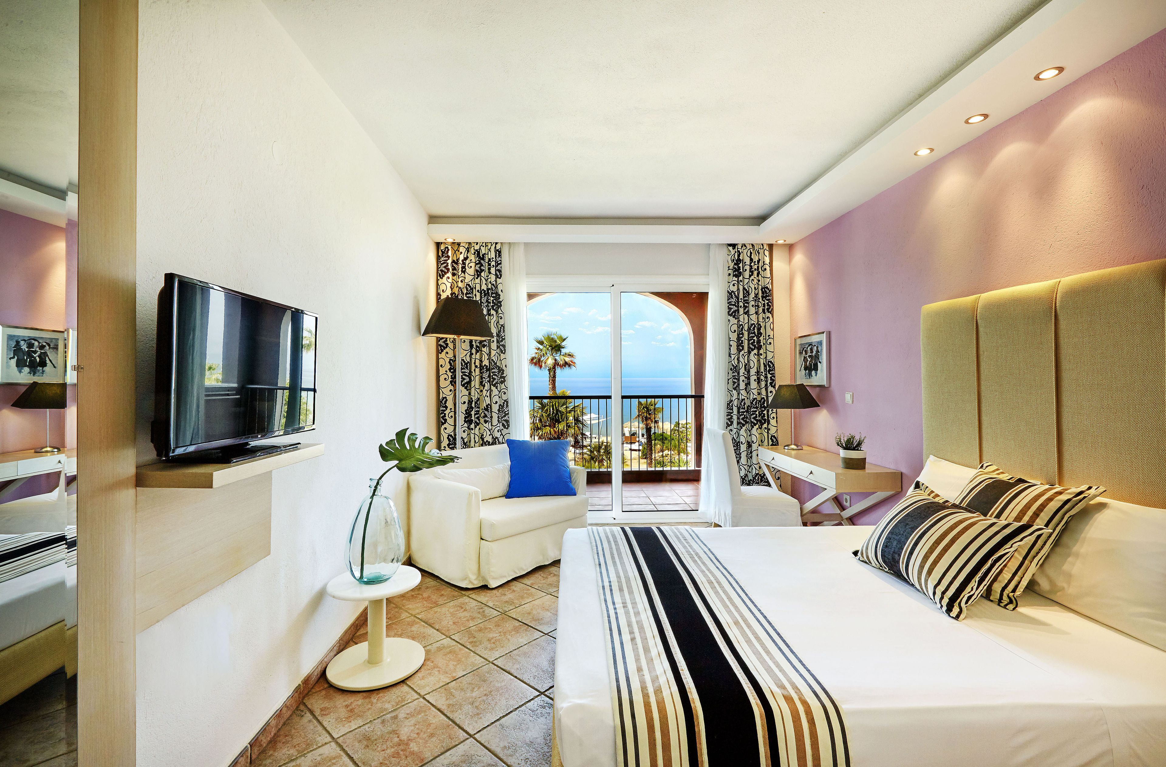 Classic Double Room, Sea View (Front) | Living room | TV