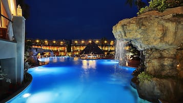 Piscine extérieure, parasols de plage, chaises longues