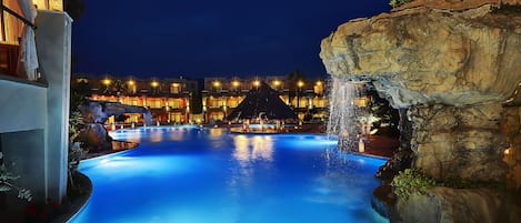 Piscine extérieure, parasols de plage, chaises longues