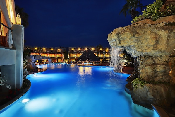 Piscine extérieure, parasols de plage, chaises longues