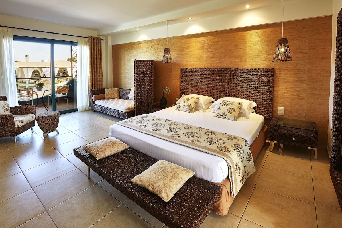 Egyptian cotton sheets, premium bedding, minibar, in-room safe