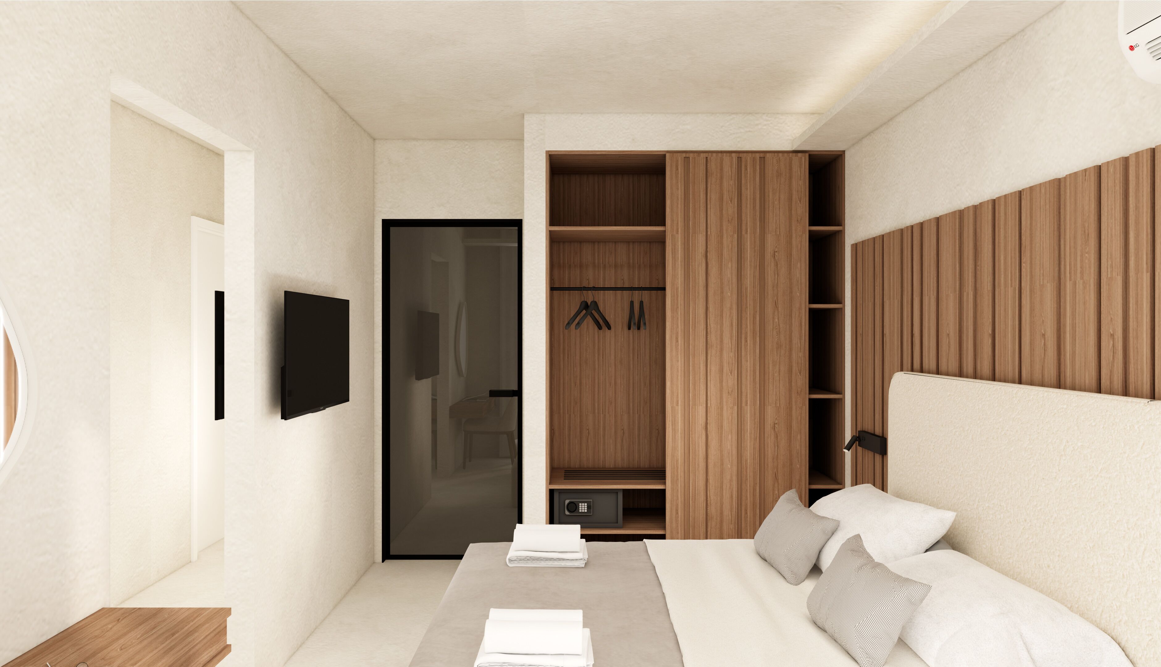 Quarto de hotel moderno com uma cama, televisão fixada na parede, guarda-roupa com painéis de madeira e uma pequena mesa com toalhas.