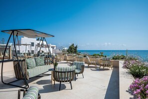 10 bars/lounges, 5 poolside bars