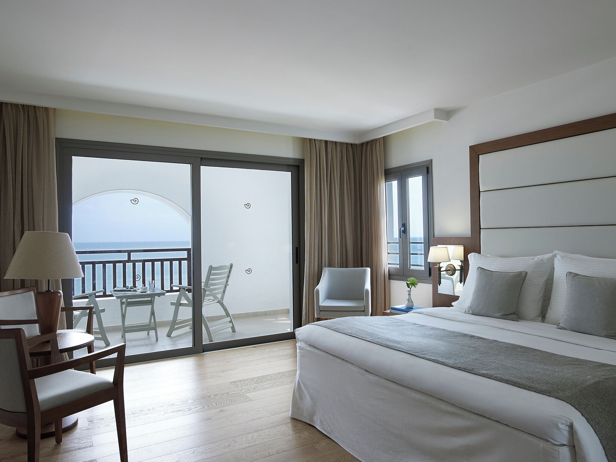 Premium Sea View Suite | Minibar, in-room safe, desk, blackout drapes