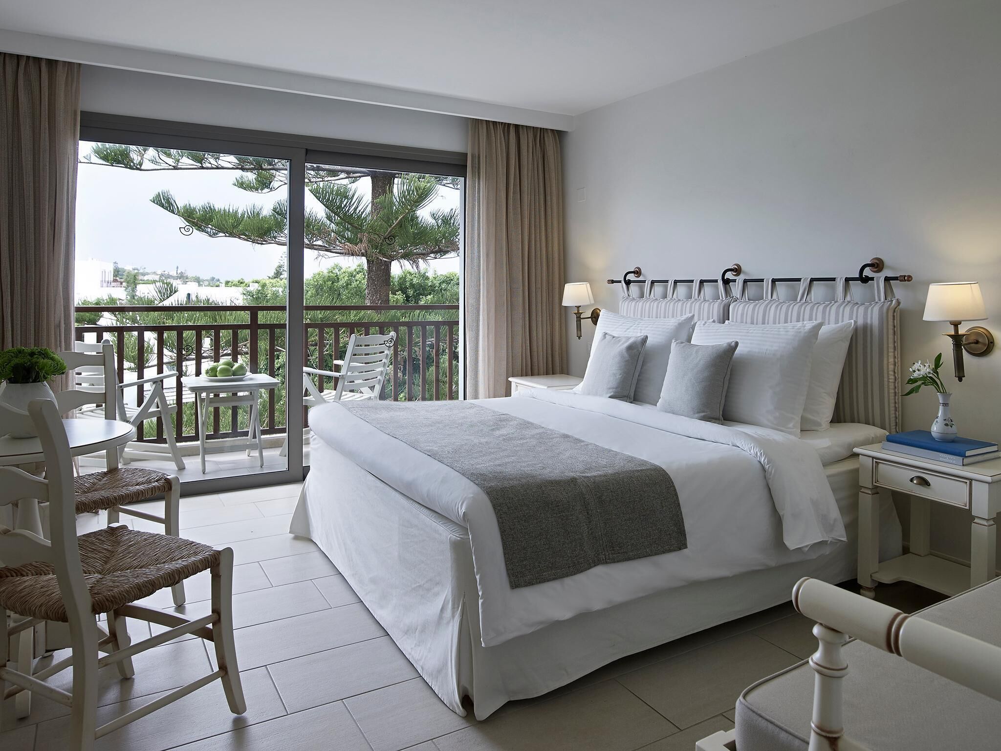 Family One-Bedroom Room | Minibar, safe på rommet, skrivebord og blendingsgardiner