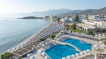 Indendørs pool, 15 udendørs pools, parasoller, liggestole