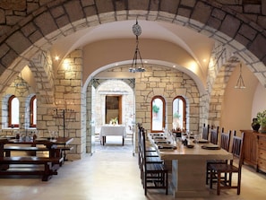 7 restaurants, servant le déjeuner et le dîner; cuisine internationale