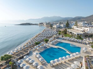 Piscine intérieure, 15 piscines extérieures, 10 h à 18 h 30, parasols