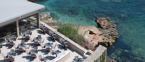 7 restaurants, breakfast, lunch, dinner served; international cuisine