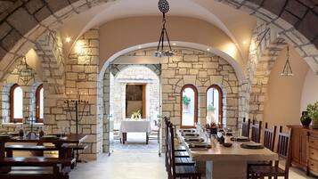 7 restauranter; serverer morgenmad, frokost og internationale retter